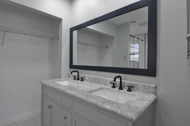 Building Photo - Completely Renovated in Round Rock ISD