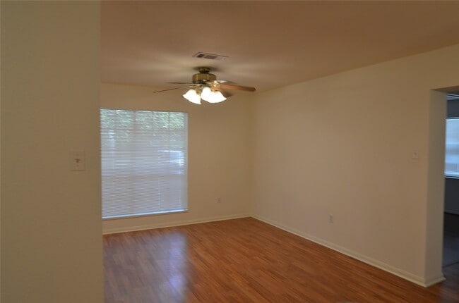 Building Photo - 9902 Trailway Dr