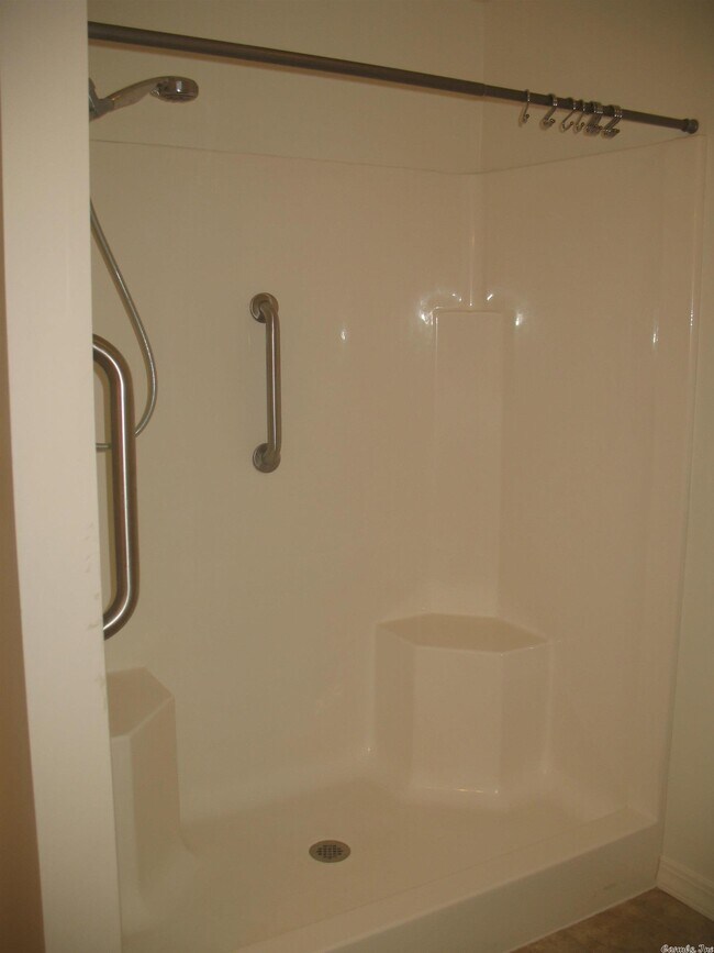 Building Photo - 405 Chickasha Dr