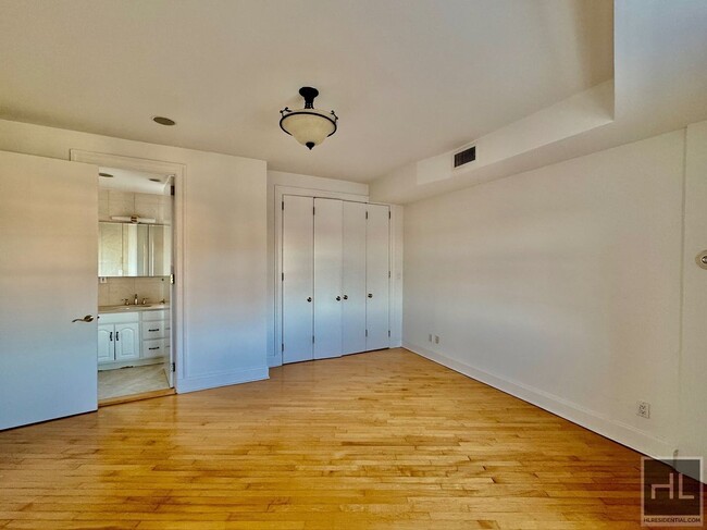 Building Photo - Large 1700sq ft 2 bed 2 bath with large co...