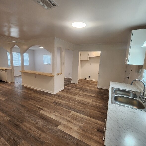 Building Photo - 308 Liston St