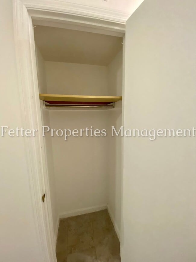 Building Photo - Townhouse Condo w/Pool Access!