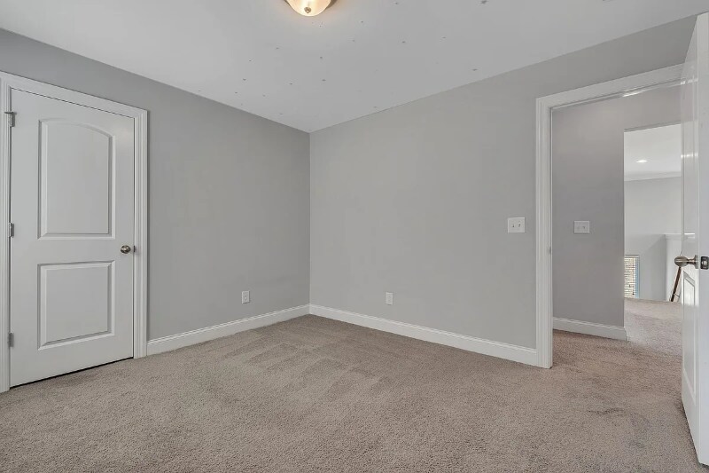 Building Photo - 1637 Southampton Wy