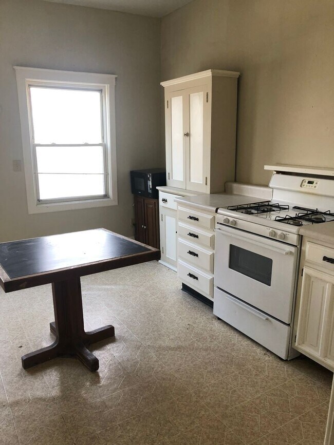 Building Photo - 1 BR 1Bath upstairs apartment