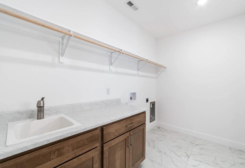 Building Photo - 808 Napa Dr