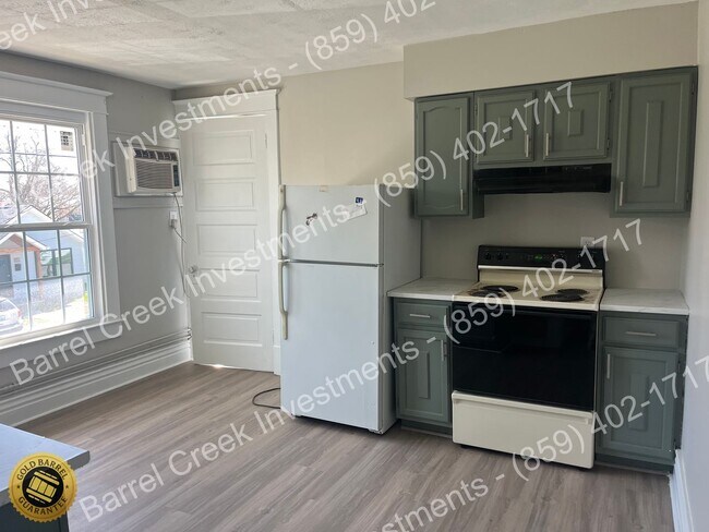 Building Photo - 224 E Poplar St