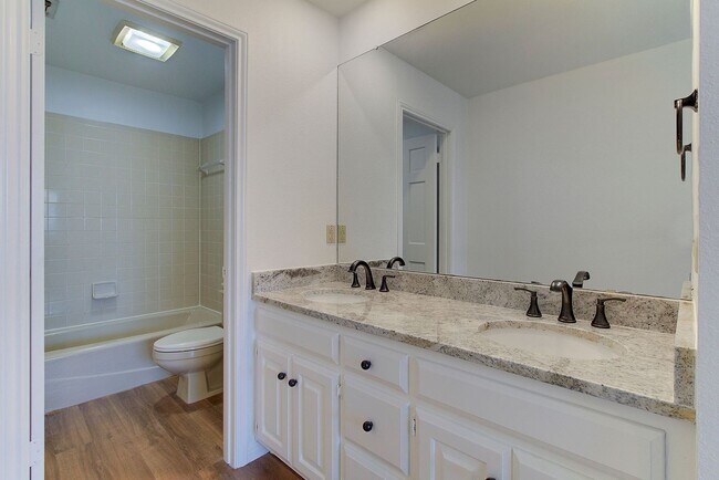 Building Photo - Foster Lane Town Homes NM