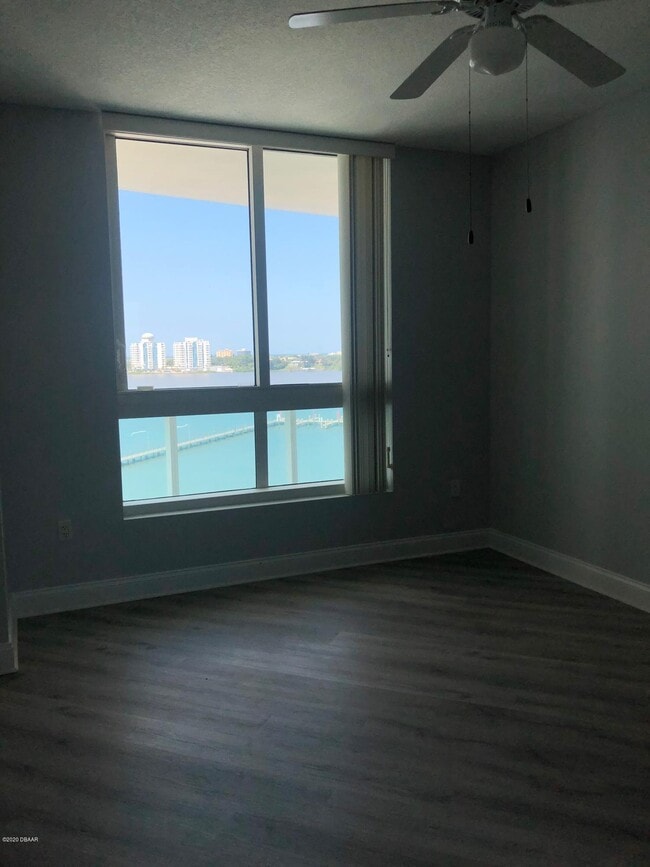 Building Photo - 231 Riverside Dr