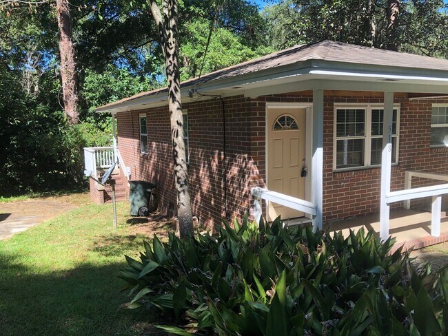 Building Photo - Great 2 BR 1 BA w/ Stack Washer/Dryer