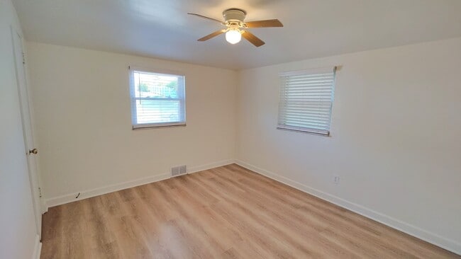 Building Photo - *Recently Updated & Spacious 3BD/1BA Duplex Unit Available for Rent in Castle Shannon*