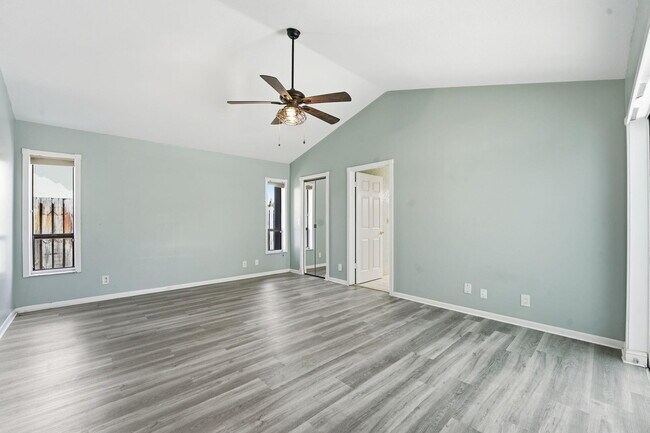 Building Photo - 9284 Laurel Green Dr