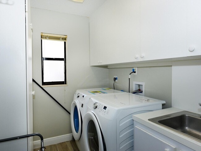 Building Photo - 5979 Pinebrook Dr