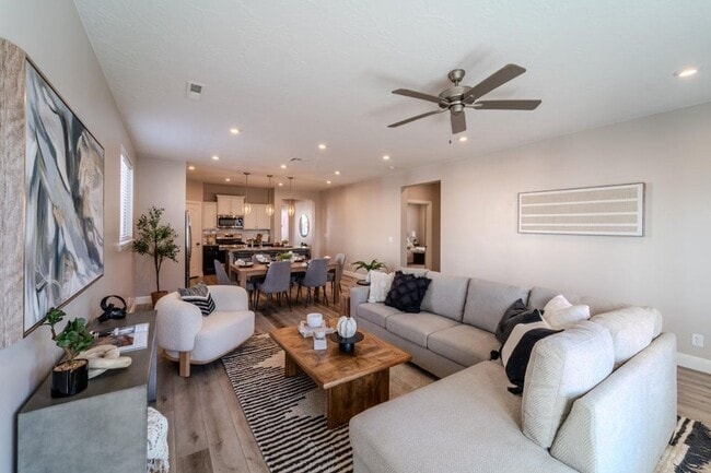 Building Photo - Beautiful 3 bed 2 bath + Den Home in Desert Color! Corner Lot!!