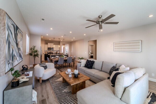 Building Photo - Beautiful 3 bed 2 bath Desert Color Home! ...
