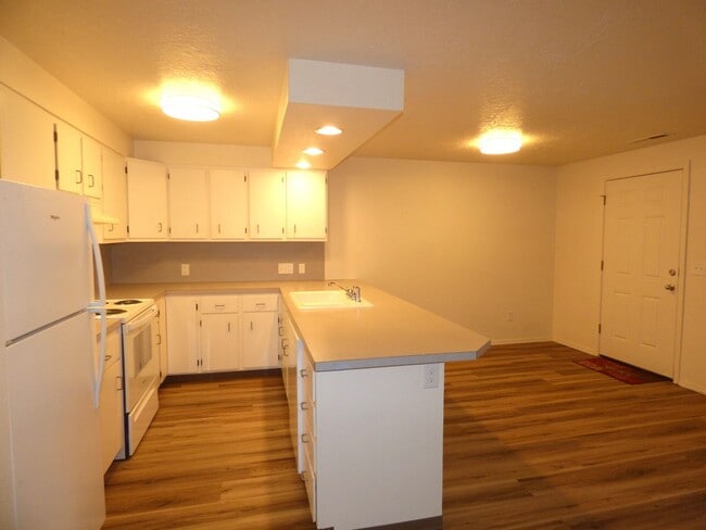 Building Photo - Rent Special: 1/2 Off March's Rent - Ground Level 2 Bed 1 Bath W/ Air Conditioning