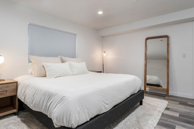 basement king room - 537 N Mountain Peak Dr