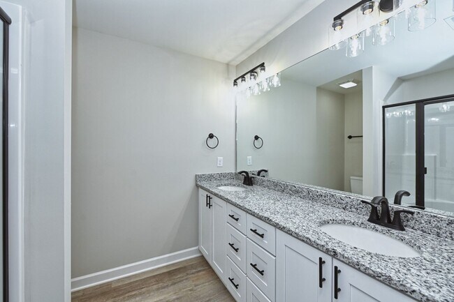 Building Photo - Like New and Move In Ready!