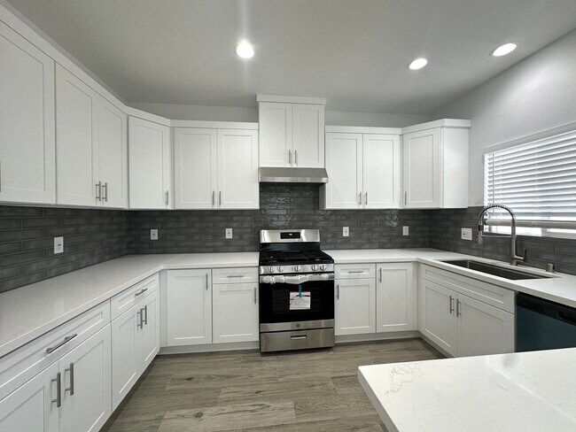 Building Photo - Willow Cir