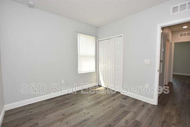 Building Photo - 525 Albatross Dr