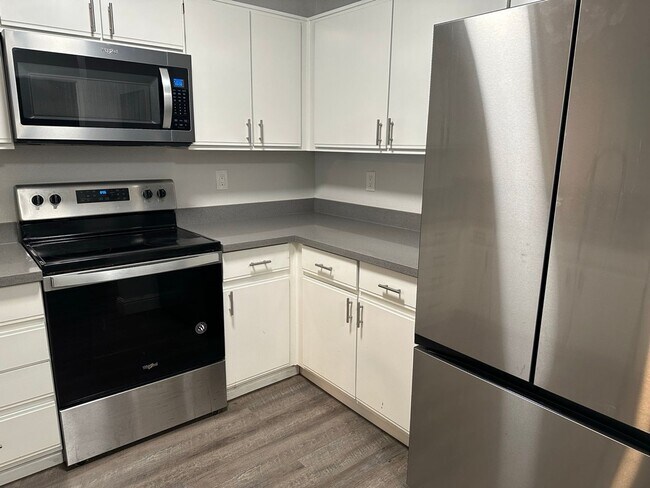 Building Photo - Remodeled and spacious 1 bedroom, 1 bathro...