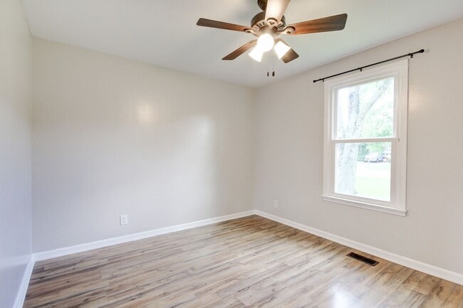 Building Photo - Charming Ranch Style Home with Hardwood Flooring Within Minutes to Fort Campell