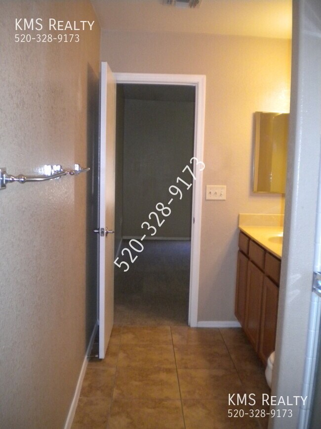 Building Photo - 2 Bed/2 Bath Town Home - OWNER/AGENT