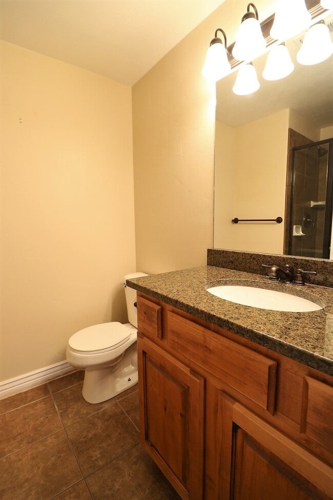 Building Photo - Beautiful Harvest Park Mapleton Townhouse