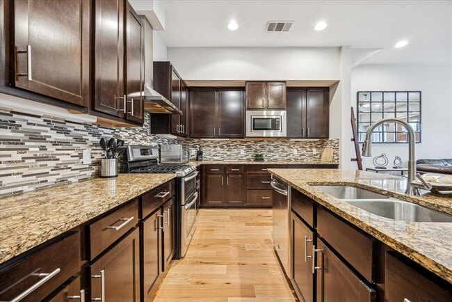 Building Photo - 2520 Bluebonnet Ln