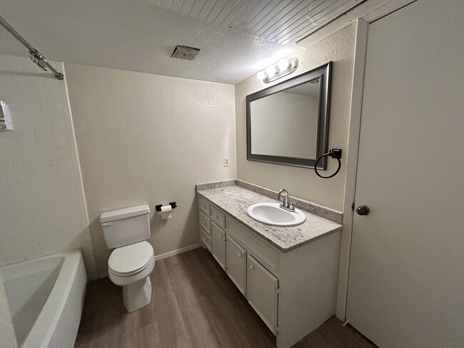 Building Photo - 8601 Memphis Dr