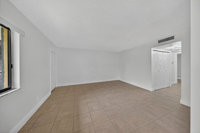 Building Photo - 913 Meadows Cir