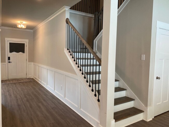 Building Photo - 5 bedrooms 3 bathroom Smart Home