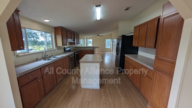 Building Photo - 13406 Lake Dr