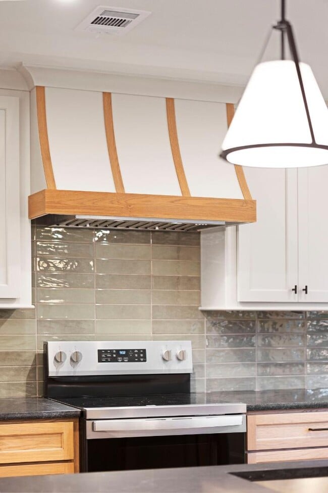 Building Photo - 550 N College St