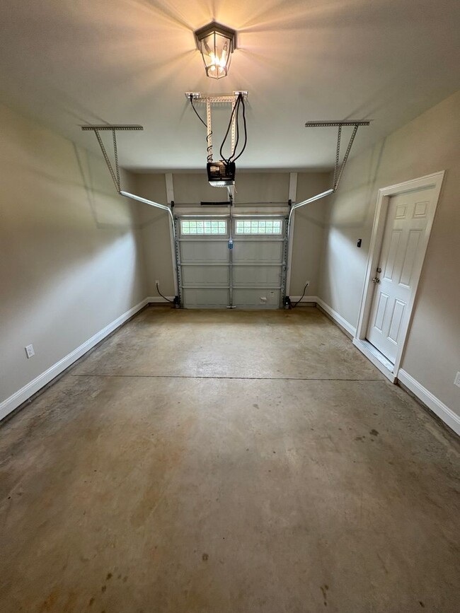 Building Photo - 105 Alva Ct