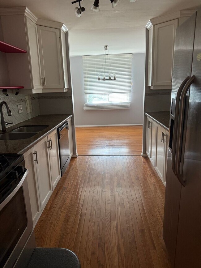 Building Photo - 2 Bedroom, 1.5 Bath, Pet Friendly Gas Heat Outside porch