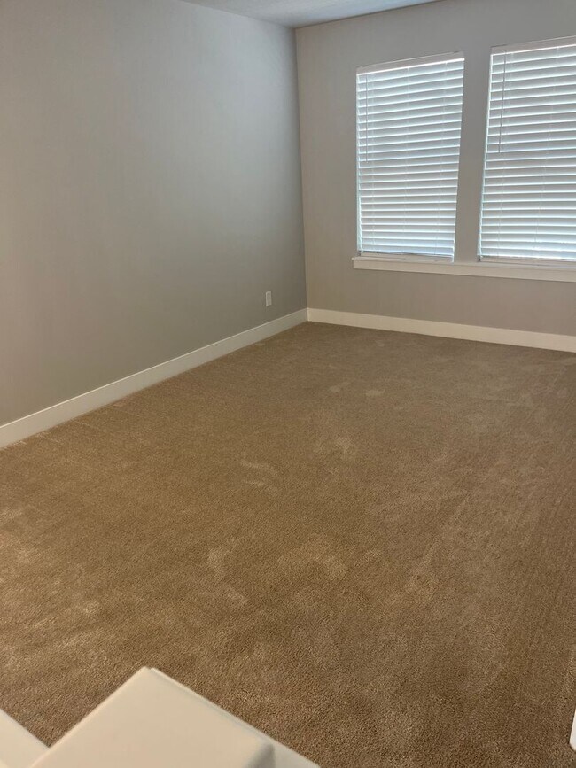 Building Photo - Three Bed, Two and Half Bath Home in Eagle Mountain