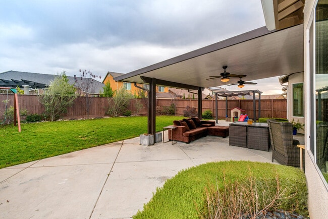 Building Photo - Pristine Harlan Ranch Home