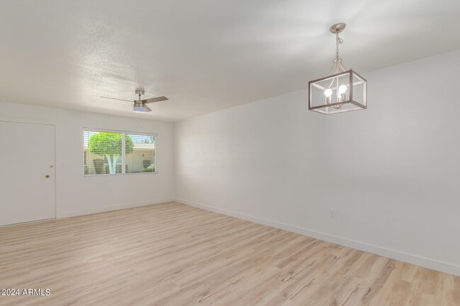 Building Photo - 10935 W Santa Fe Dr