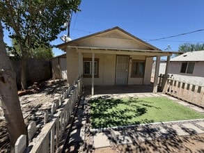 Building Photo - Stand alone House with Private Yard!
