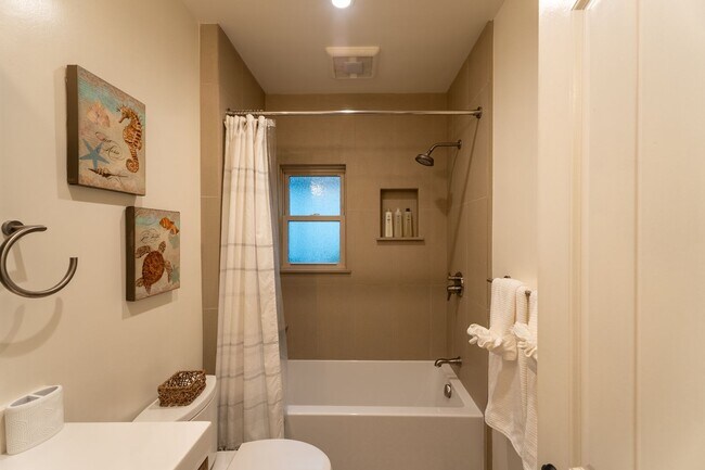 Building Photo - Forest Avenue Hideaway
