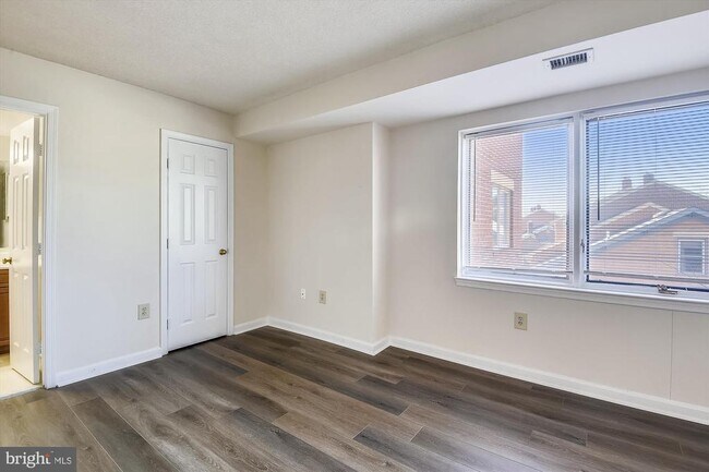 Building Photo - 610 N West St