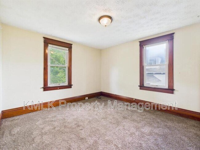 Building Photo - 689 Kenmore Blvd