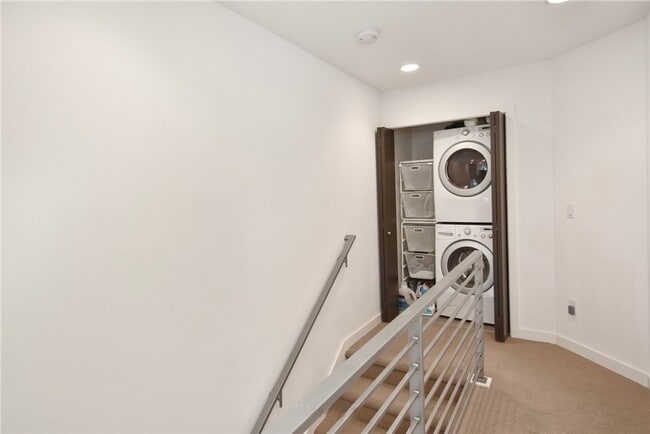 Building Photo - Greenwood Townhome
