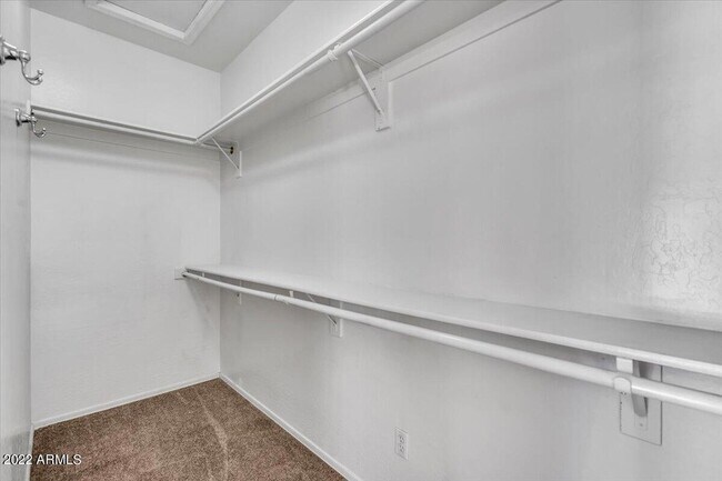 Building Photo - 902 E Madeline Dr