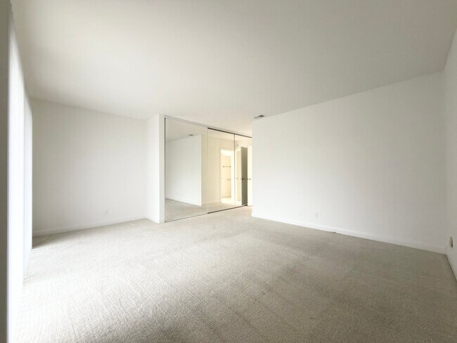 Building Photo - Centrally Located Single Level in Oceanside!