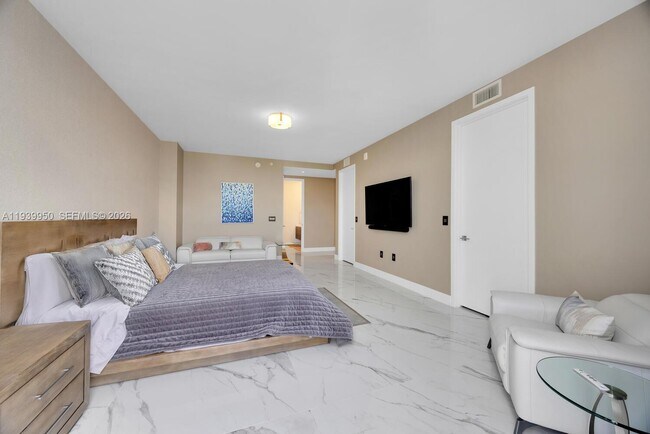 Building Photo - 301 Altara Ave