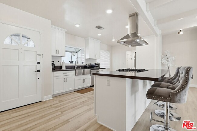 Building Photo - 9209 Paramount Blvd