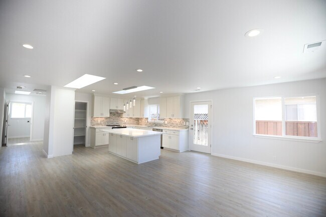 Building Photo - 5746 Cahalan Ave