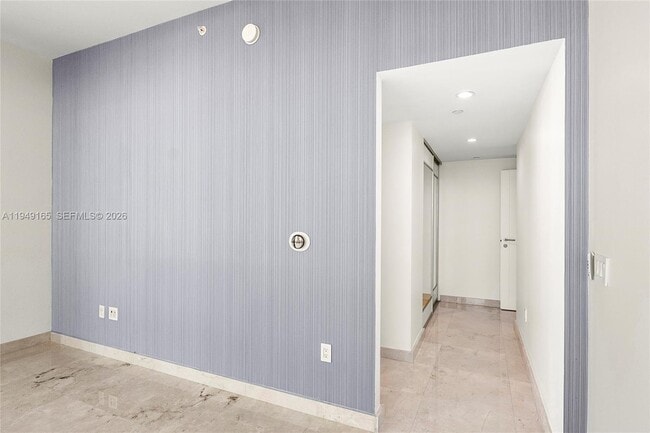 Building Photo - 17001 Collins Ave