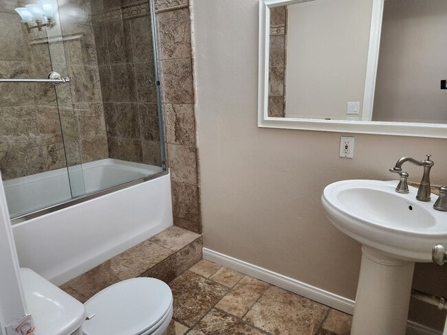 Building Photo - Single Level Fallbrook Home with 3 Bedrooms plus Office/Den.